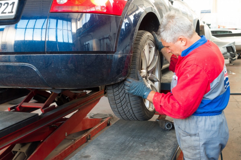boutique-BLAUSASC-min_auto_repair_repair_lift_auto_mechanic_work_clothes_master_professional_man_of_the_fold-685629