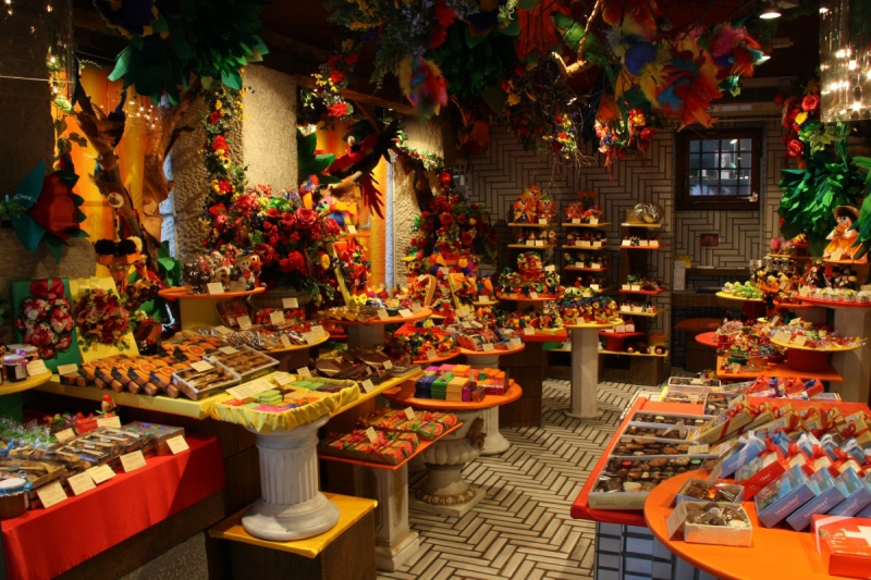 boutique-BLAUSASC-min_candy_store_chocolate_shop_chocolate_switzerland-393515